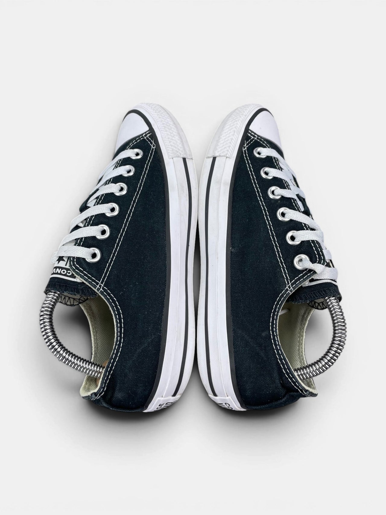 Converse Chuck Taylor All Star Black — buty sportowe damskie w bardzo dobrym stanie rozmiar 37.5, widok z góry na zewnętrzną stronę butów