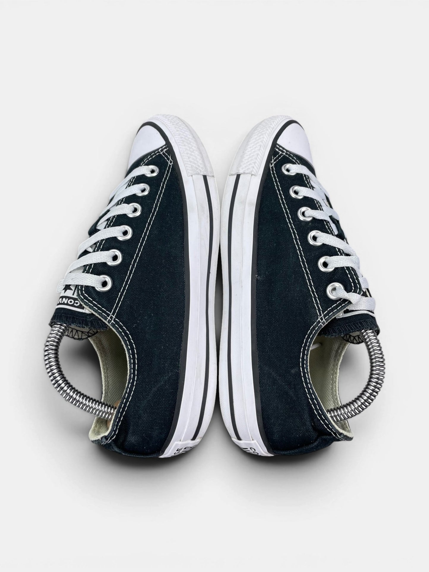 Converse Chuck Taylor All Star Black — buty sportowe damskie w bardzo dobrym stanie rozmiar 37.5, widok z góry na zewnętrzną stronę butów
