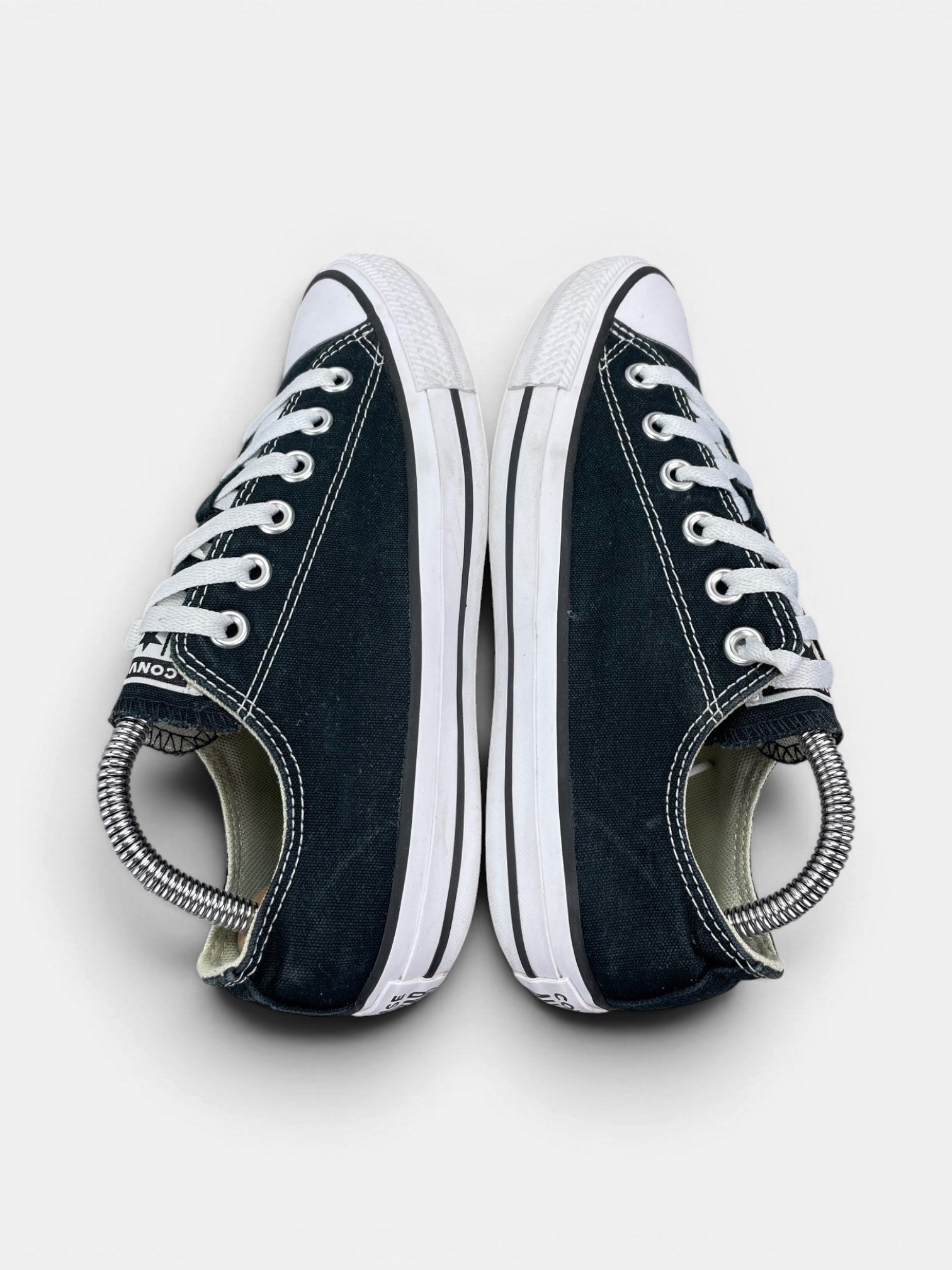 Converse Chuck Taylor All Star Black — buty sportowe damskie w bardzo dobrym stanie rozmiar 37.5, widok z góry na zewnętrzną stronę butów