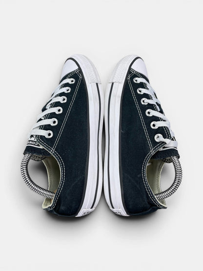 Converse Chuck Taylor All Star Black — buty sportowe damskie w bardzo dobrym stanie rozmiar 37.5, widok z góry na zewnętrzną stronę butów