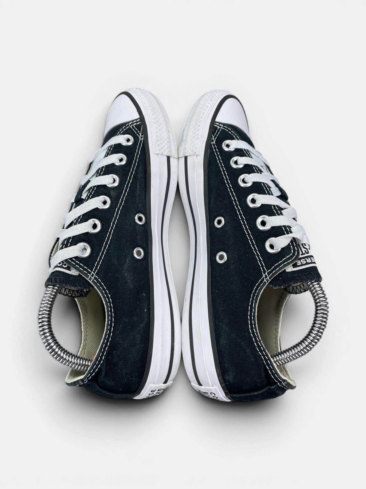 Converse Chuck Taylor All Star Black — buty sportowe damskie w bardzo dobrym stanie rozmiar 37.5, zewnętrzny panel prawego buta