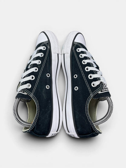 Converse Chuck Taylor All Star Black — buty sportowe damskie w bardzo dobrym stanie rozmiar 37.5, zewnętrzny panel prawego buta