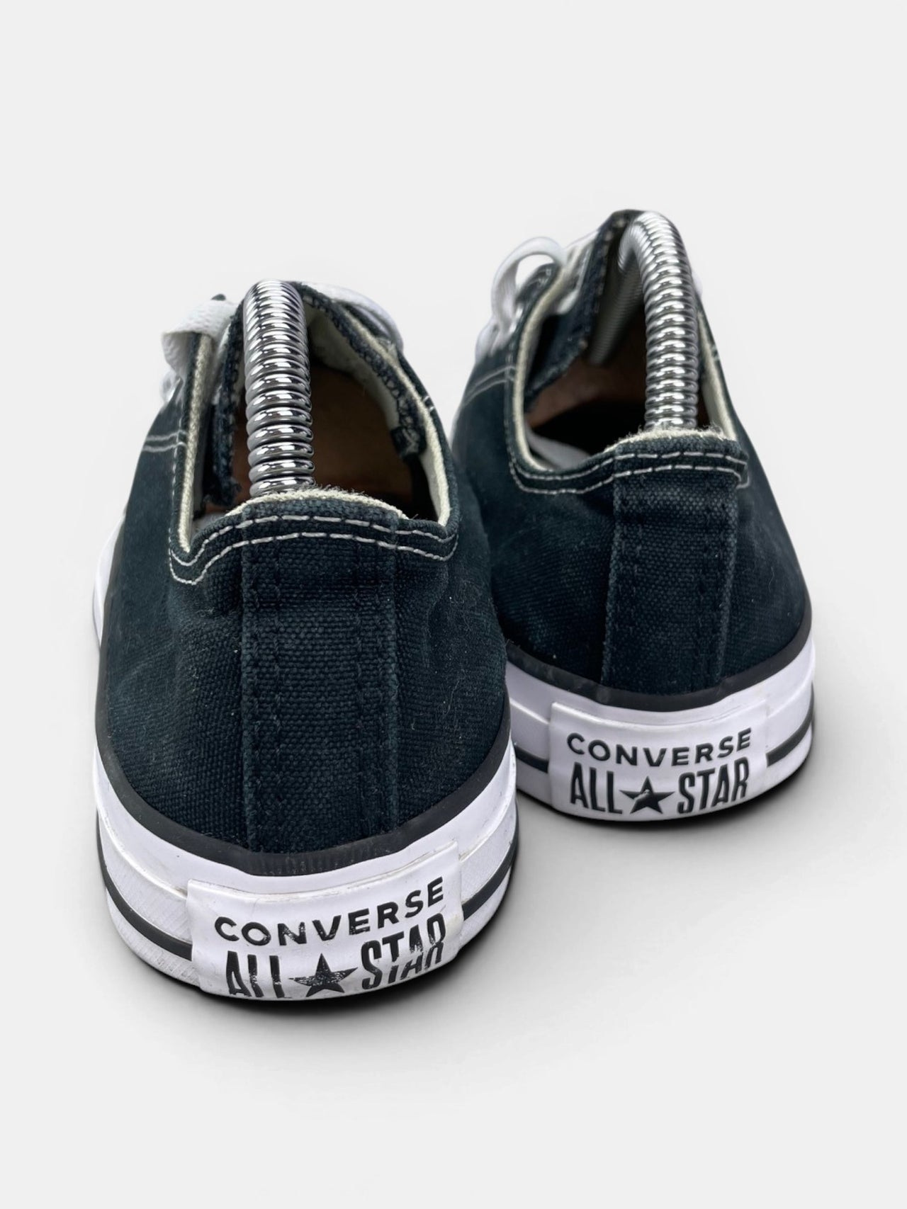 Converse Chuck Taylor All Star Black — buty sportowe damskie w bardzo dobrym stanie rozmiar 37.5, widok z góry na wewnętrzną stronę butów