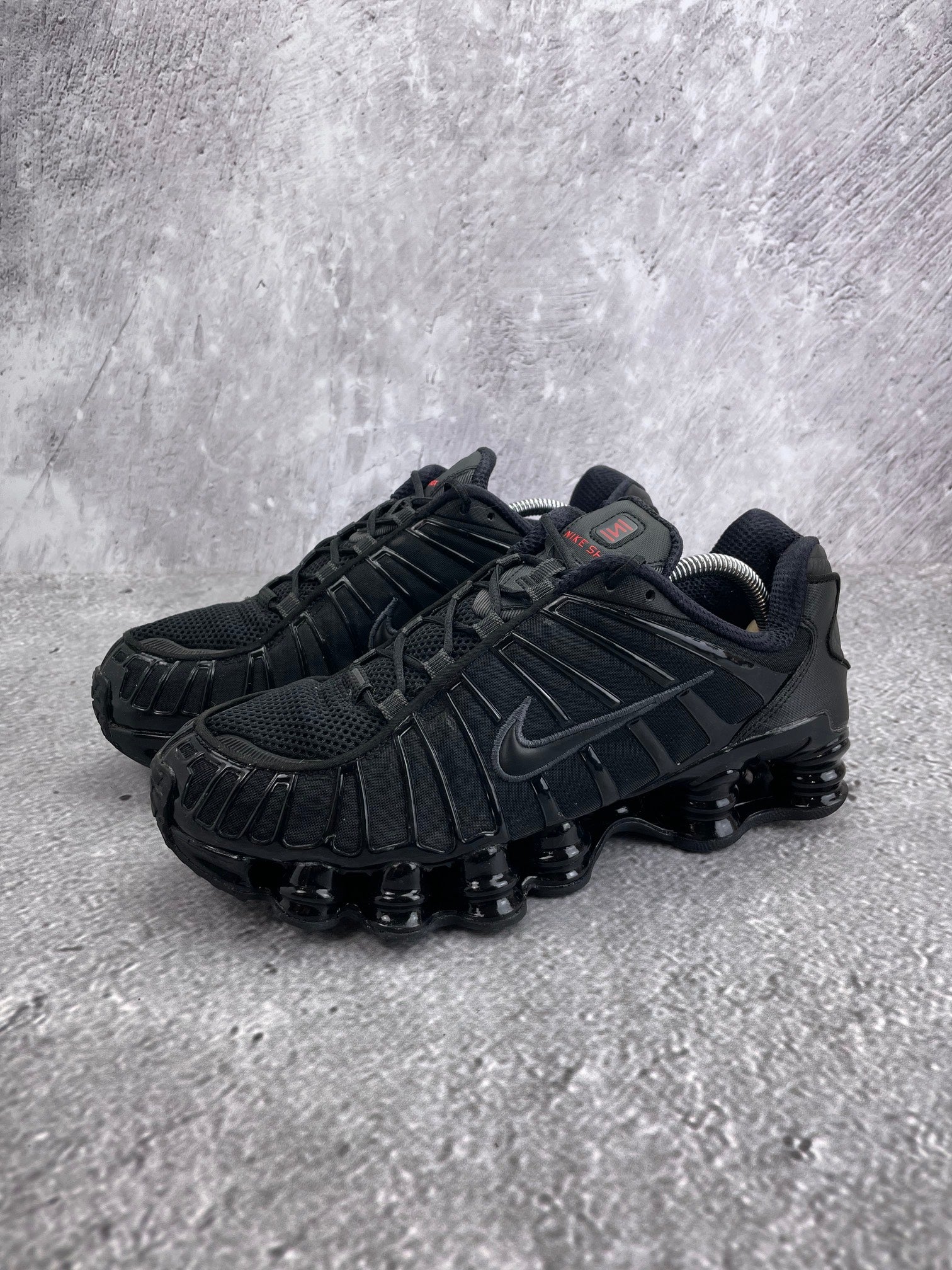 Nike Shox TL Metallic Hematite - buty sportowe, widok z boku na tle studyjnym
