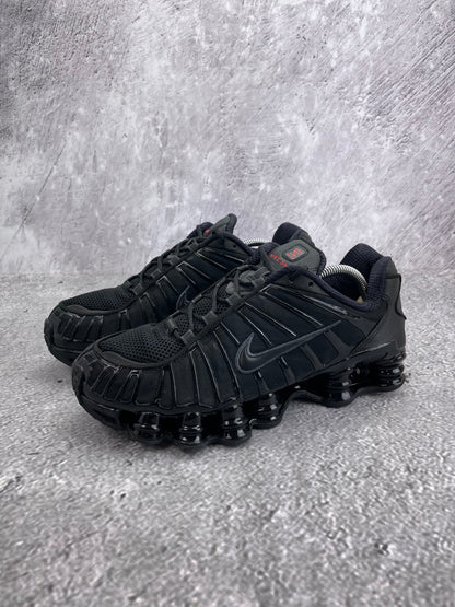 Nike Shox TL Metallic Hematite - buty sportowe, widok z boku na tle studyjnym
