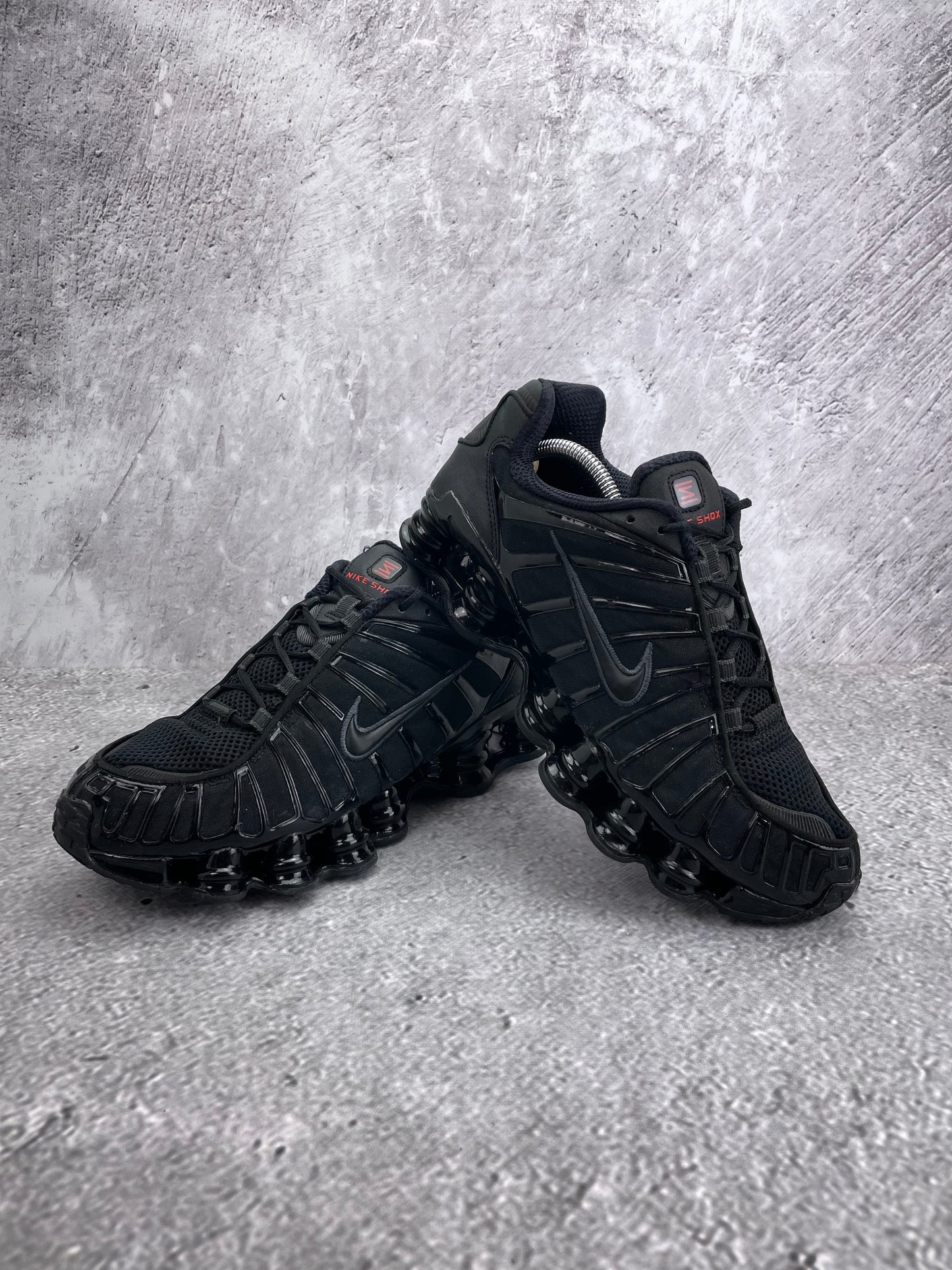 Nike Shox TL Metallic Hematite - buty sportowe, para butów, widok z boku na tle studyjnym