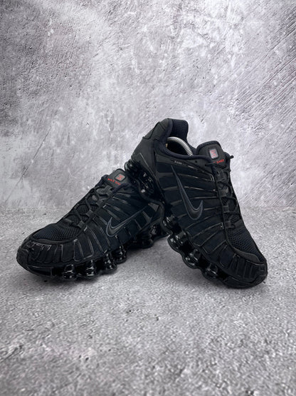 Nike Shox TL Metallic Hematite - buty sportowe, para butów, widok z boku na tle studyjnym