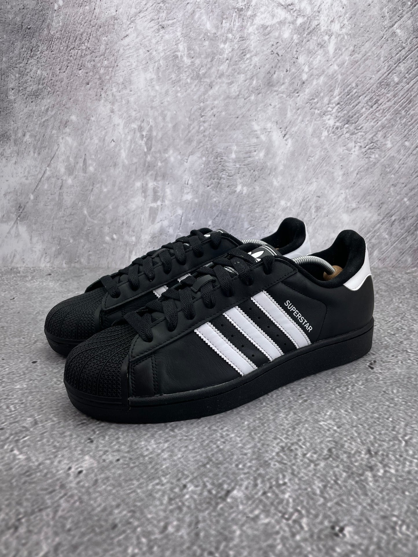 adidas Superstar II Black White - buty sportowe, widok z boku na tle studyjnym