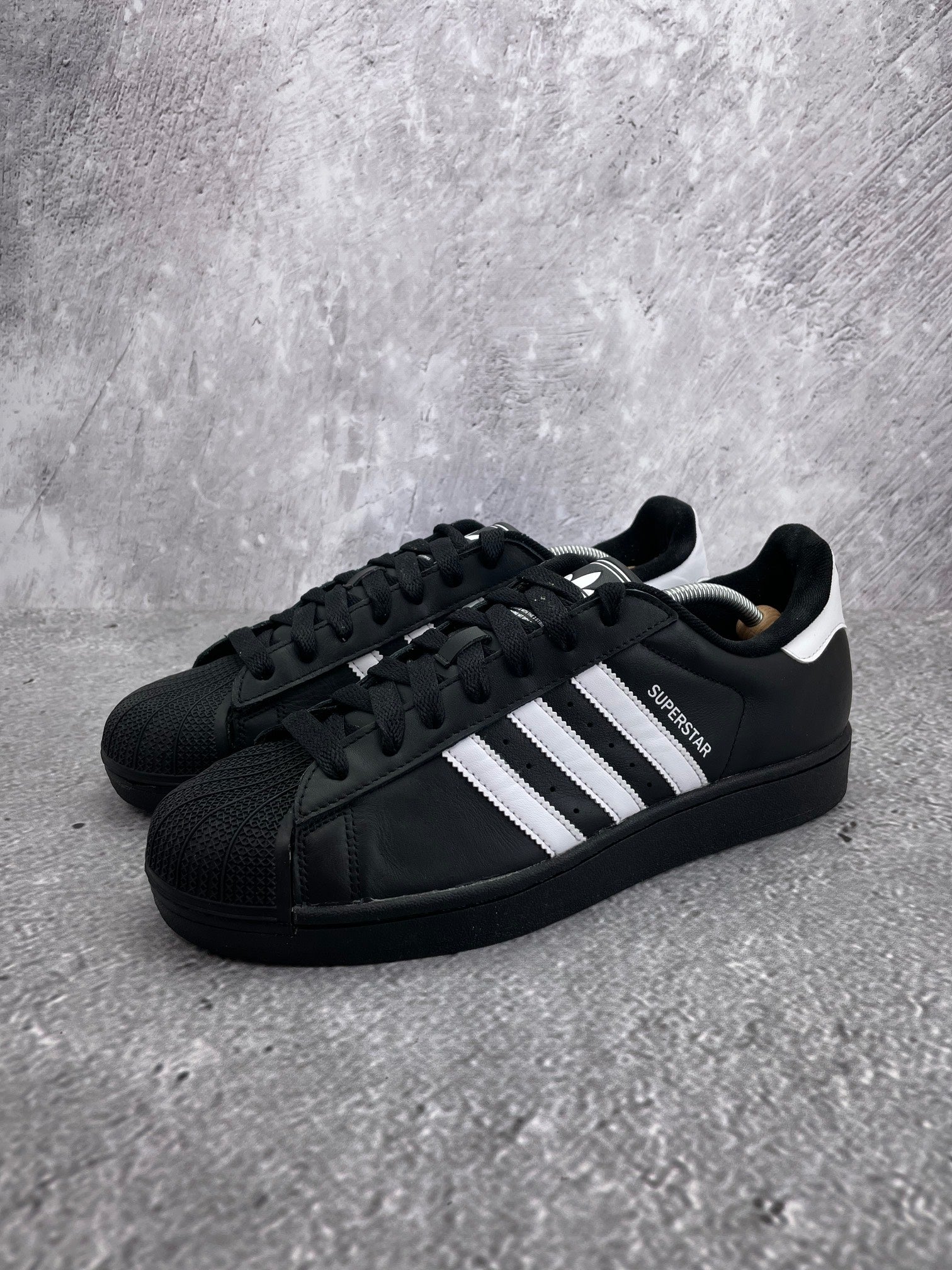 adidas Superstar II Black White - buty sportowe, widok z boku na tle studyjnym