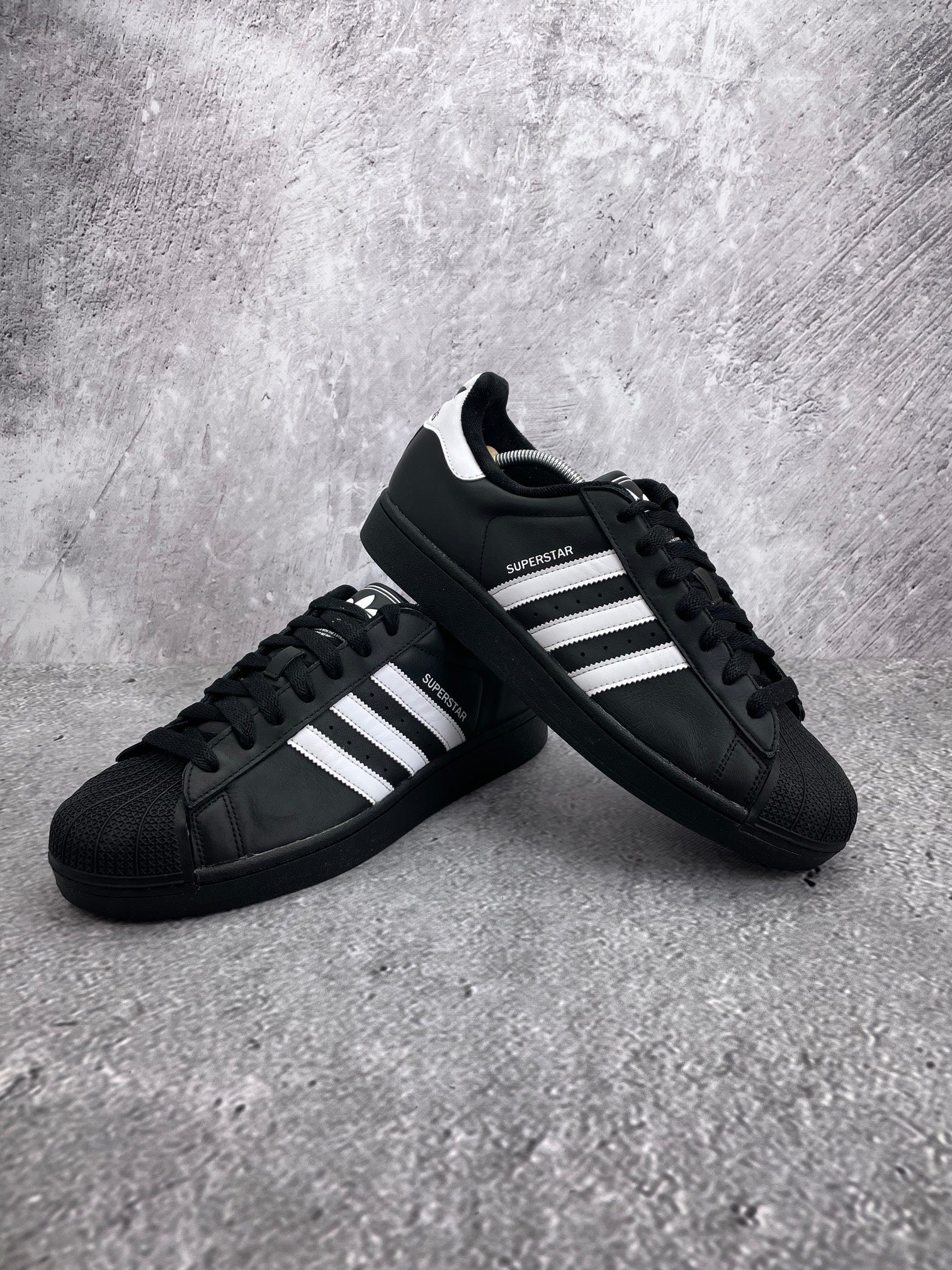 adidas Superstar II Black White - buty sportowe, para butów, widok z boku na tle studyjnym