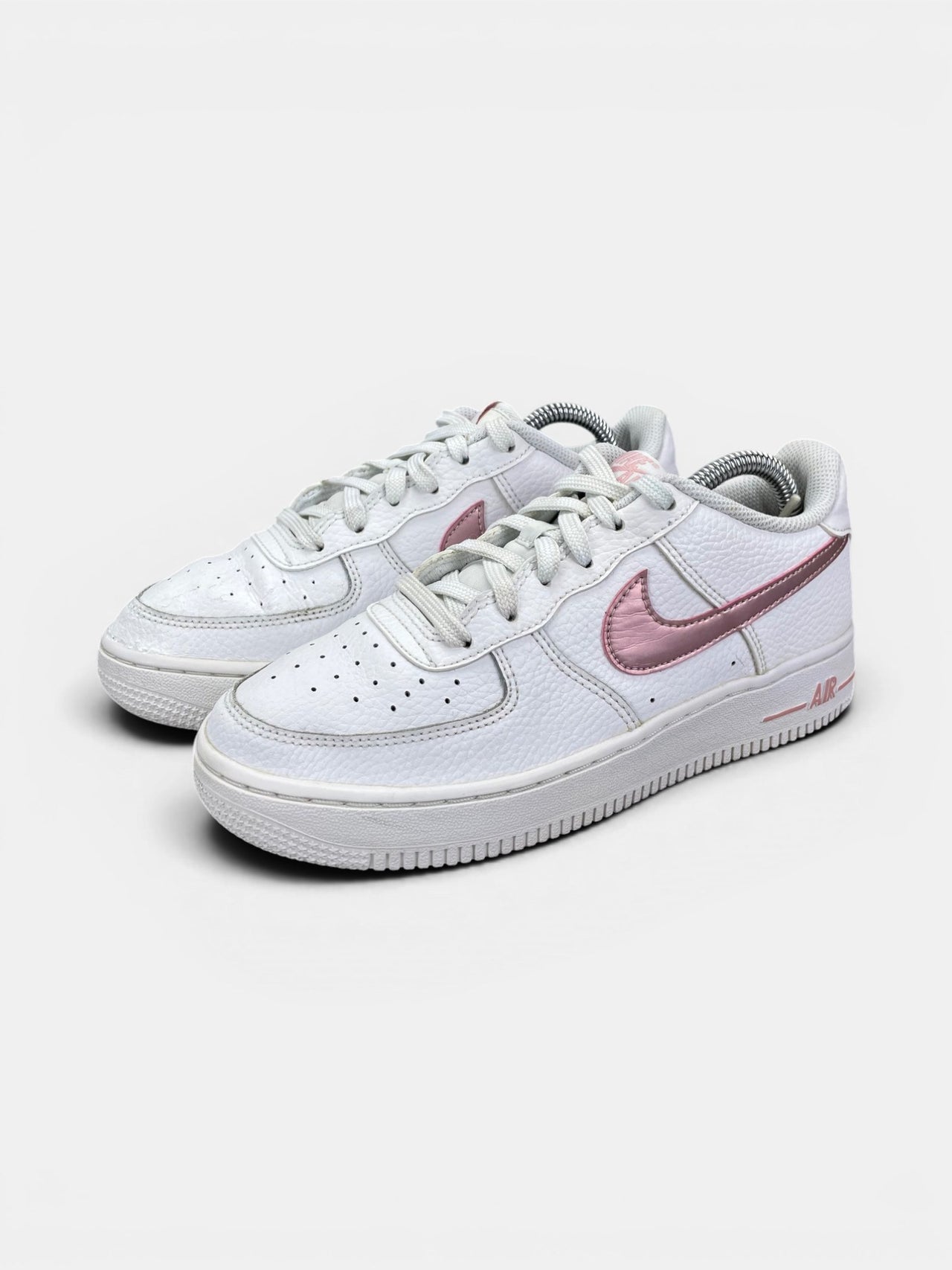 Nike Air Force 1 Low “White / Pink Glaze” Pink Glaze — buty sportowe damskie w bardzo dobrym stanie rozmiar 37.5, widok z boku