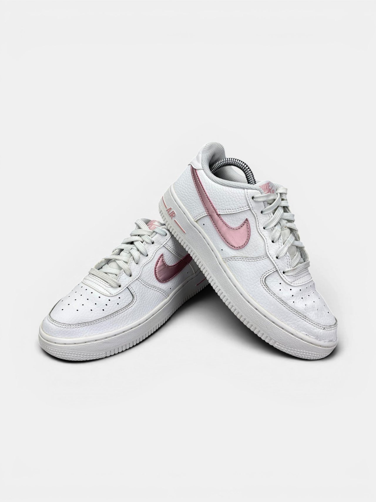 Nike Air Force 1 Low “White / Pink Glaze” Pink Glaze — buty sportowe damskie w bardzo dobrym stanie rozmiar 37.5, boczny profil