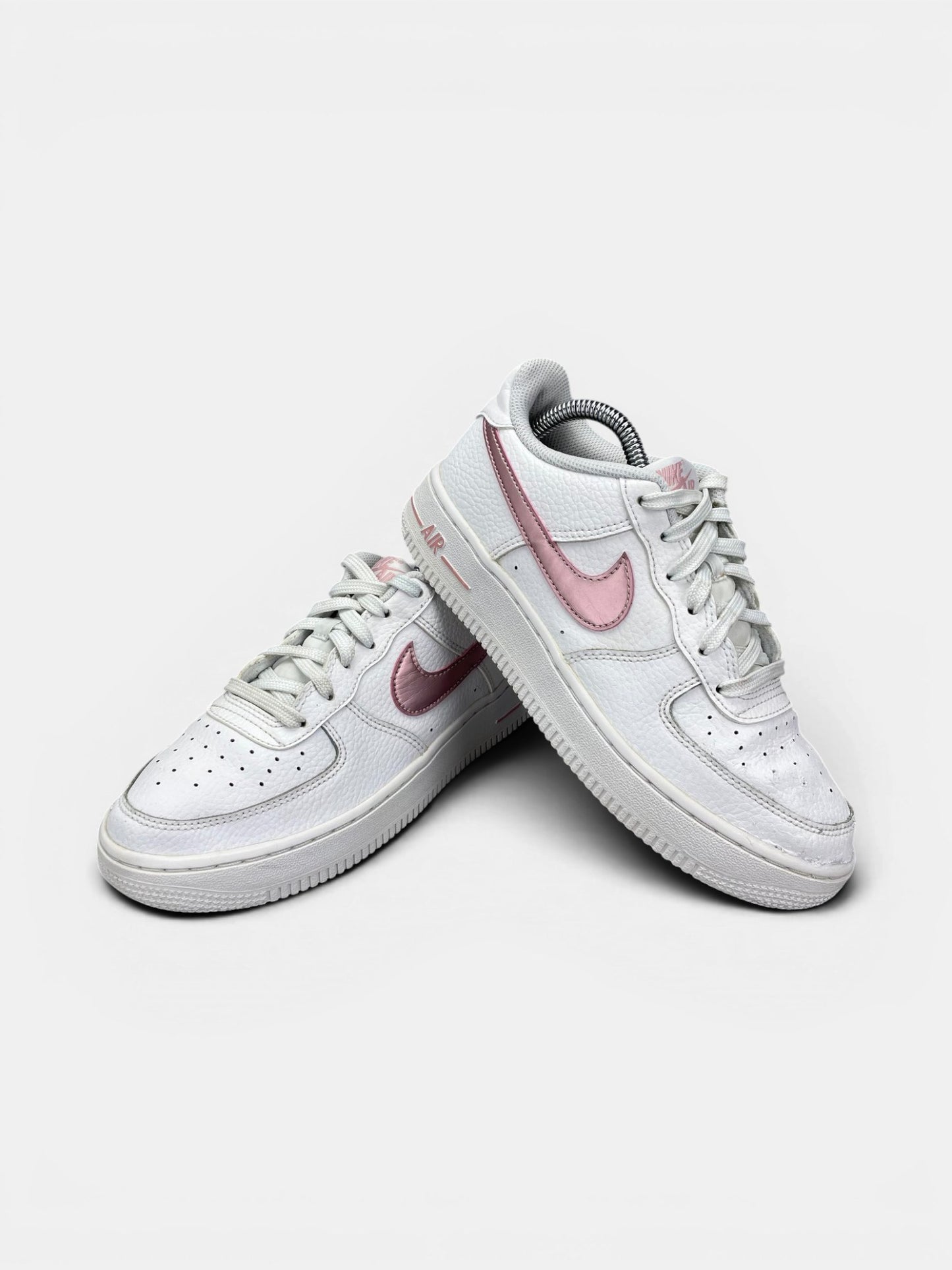 Nike Air Force 1 Low “White / Pink Glaze” Pink Glaze — buty sportowe damskie w bardzo dobrym stanie rozmiar 37.5, boczny profil