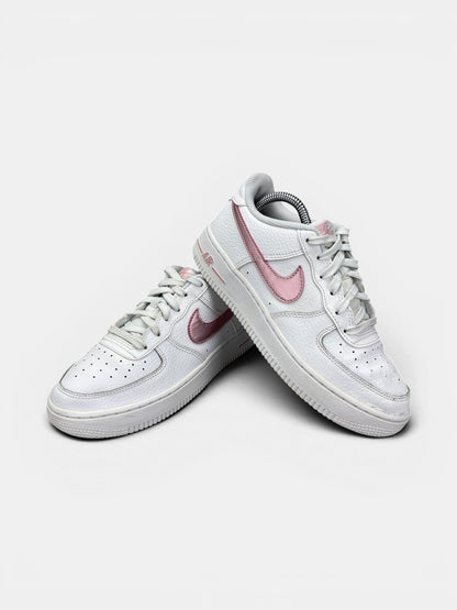 Nike Air Force 1 Low “White / Pink Glaze” Pink Glaze — buty sportowe damskie w bardzo dobrym stanie rozmiar 37.5, boczny profil
