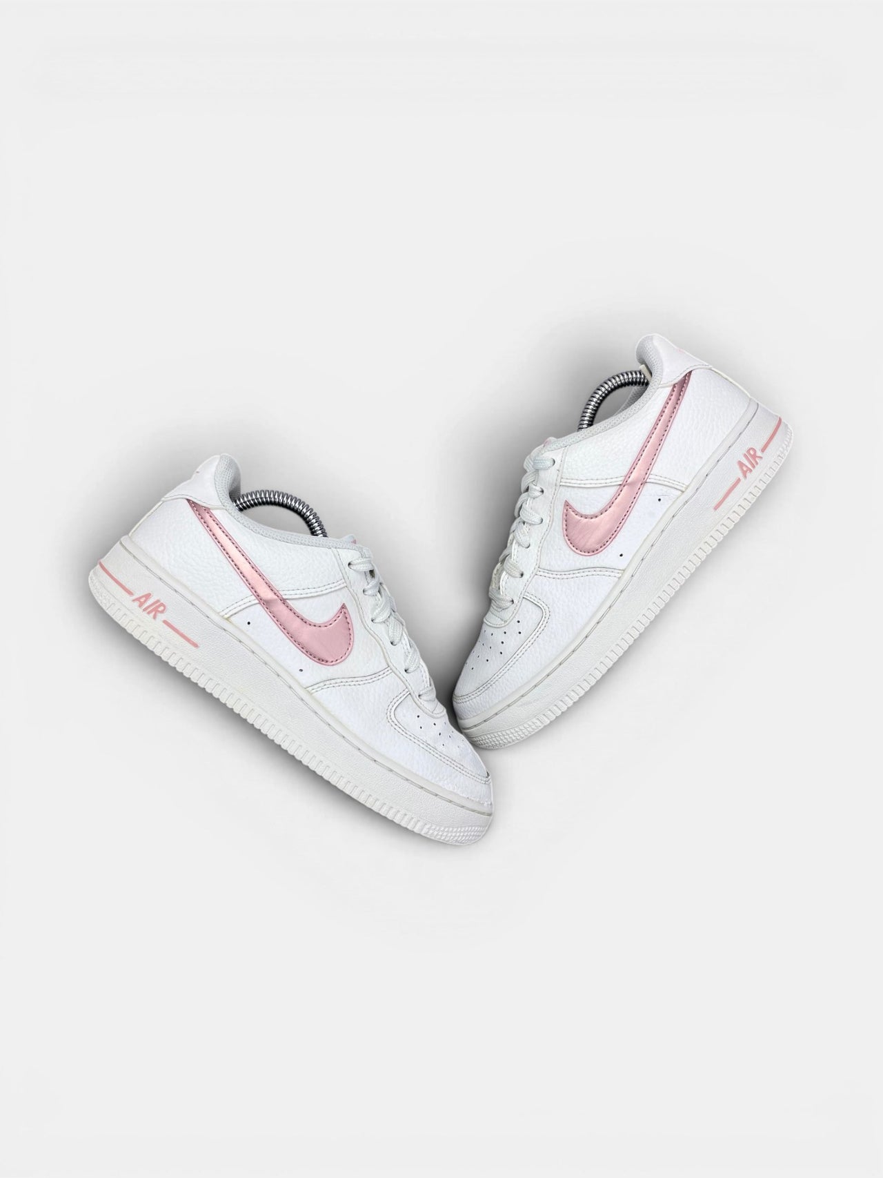 Nike Air Force 1 Low “White / Pink Glaze” Pink Glaze — buty sportowe damskie w bardzo dobrym stanie rozmiar 37.5, widok z góry na zewnętrzną stronę butów