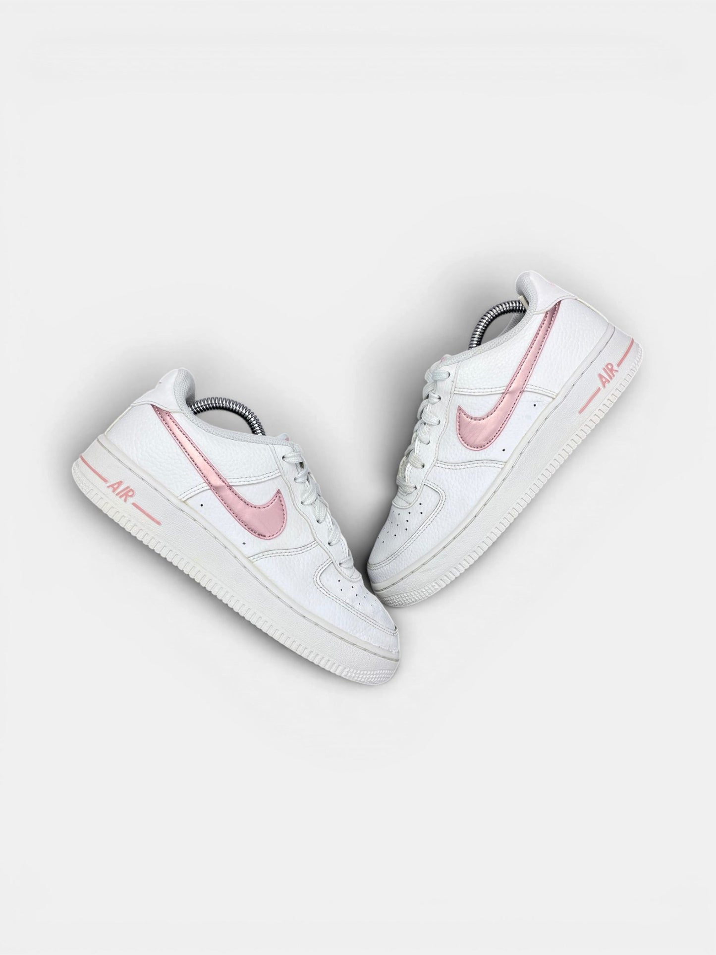 Nike Air Force 1 Low “White / Pink Glaze” Pink Glaze — buty sportowe damskie w bardzo dobrym stanie rozmiar 37.5, widok z góry na zewnętrzną stronę butów