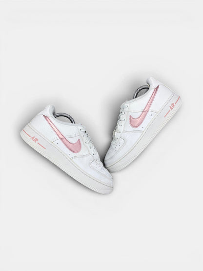 Nike Air Force 1 Low “White / Pink Glaze” Pink Glaze — buty sportowe damskie w bardzo dobrym stanie rozmiar 37.5, widok z góry na zewnętrzną stronę butów