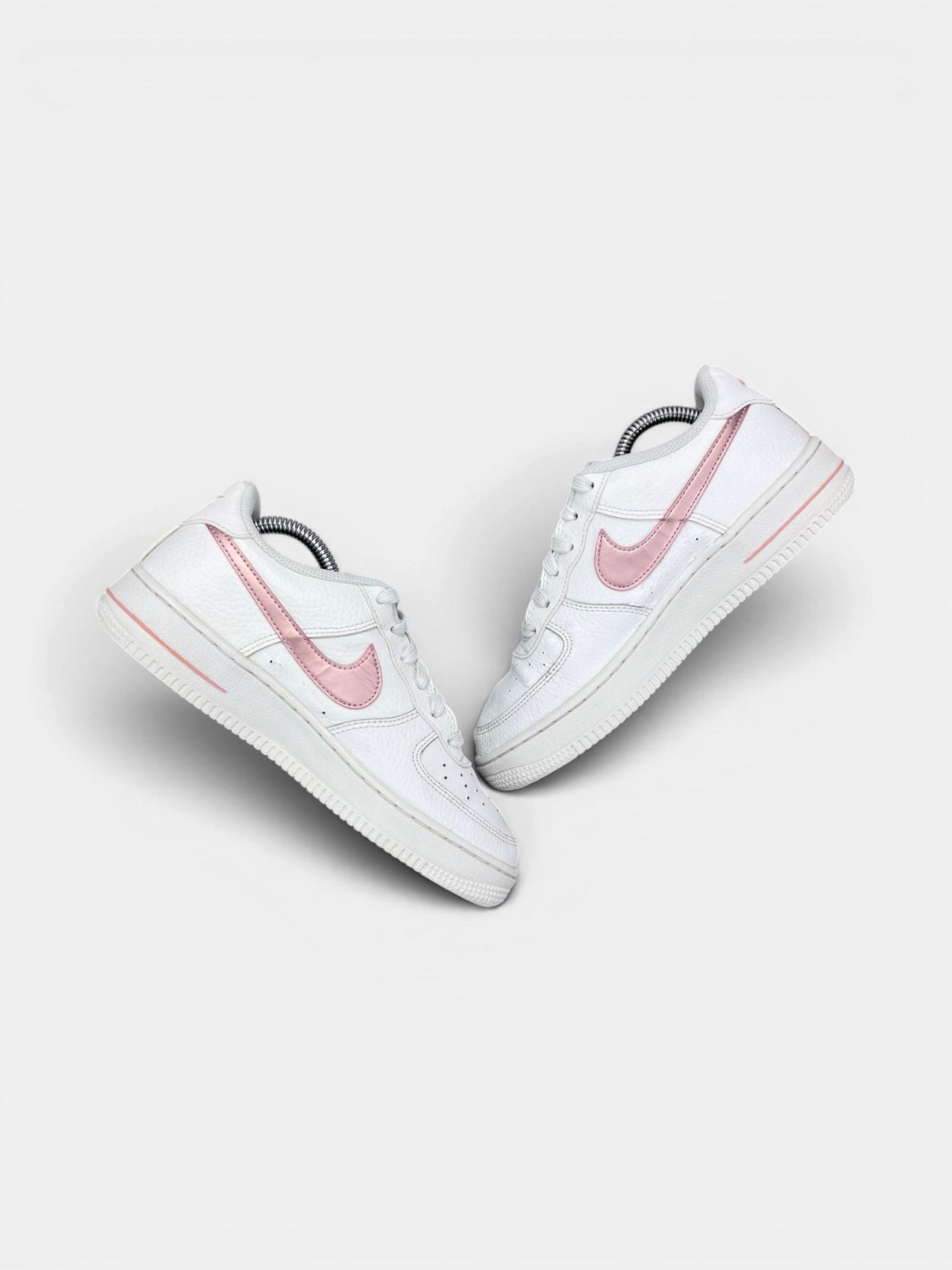 Nike Air Force 1 Low “White / Pink Glaze” Pink Glaze — buty sportowe damskie w bardzo dobrym stanie rozmiar 37.5, zewnętrzny panel prawego buta