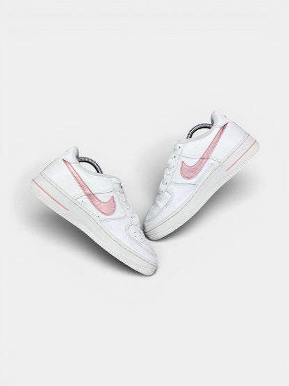 Nike Air Force 1 Low “White / Pink Glaze” Pink Glaze — buty sportowe damskie w bardzo dobrym stanie rozmiar 37.5, zewnętrzny panel prawego buta