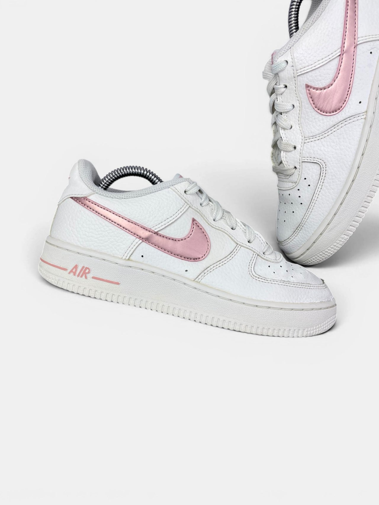 Nike Air Force 1 Low “White / Pink Glaze” Pink Glaze — buty sportowe damskie w bardzo dobrym stanie rozmiar 37.5, zewnętrzny panel lewego buta