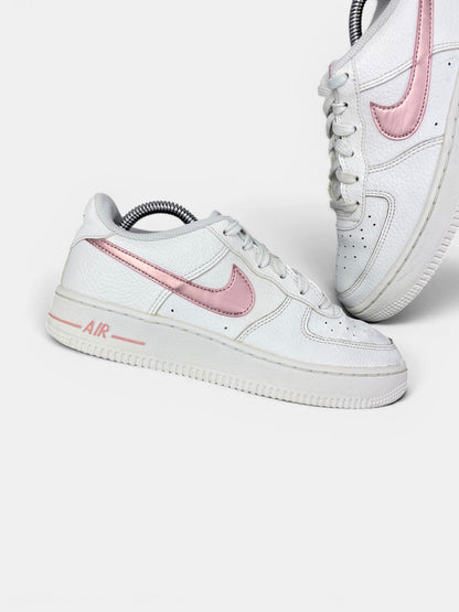 Nike Air Force 1 Low “White / Pink Glaze” Pink Glaze — buty sportowe damskie w bardzo dobrym stanie rozmiar 37.5, zewnętrzny panel lewego buta