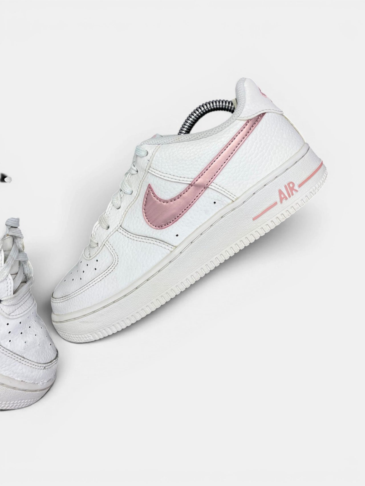 Nike Air Force 1 Low “White / Pink Glaze” Pink Glaze — buty sportowe damskie w bardzo dobrym stanie rozmiar 37.5, widok z góry na wewnętrzną stronę butów