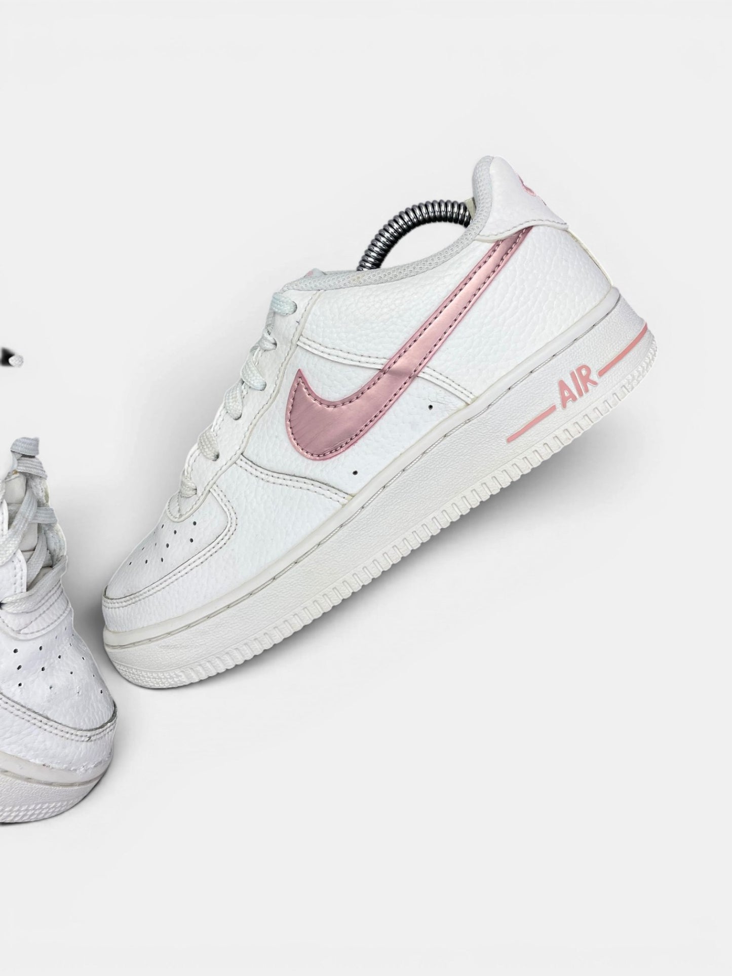 Nike Air Force 1 Low “White / Pink Glaze” Pink Glaze — buty sportowe damskie w bardzo dobrym stanie rozmiar 37.5, widok z góry na wewnętrzną stronę butów