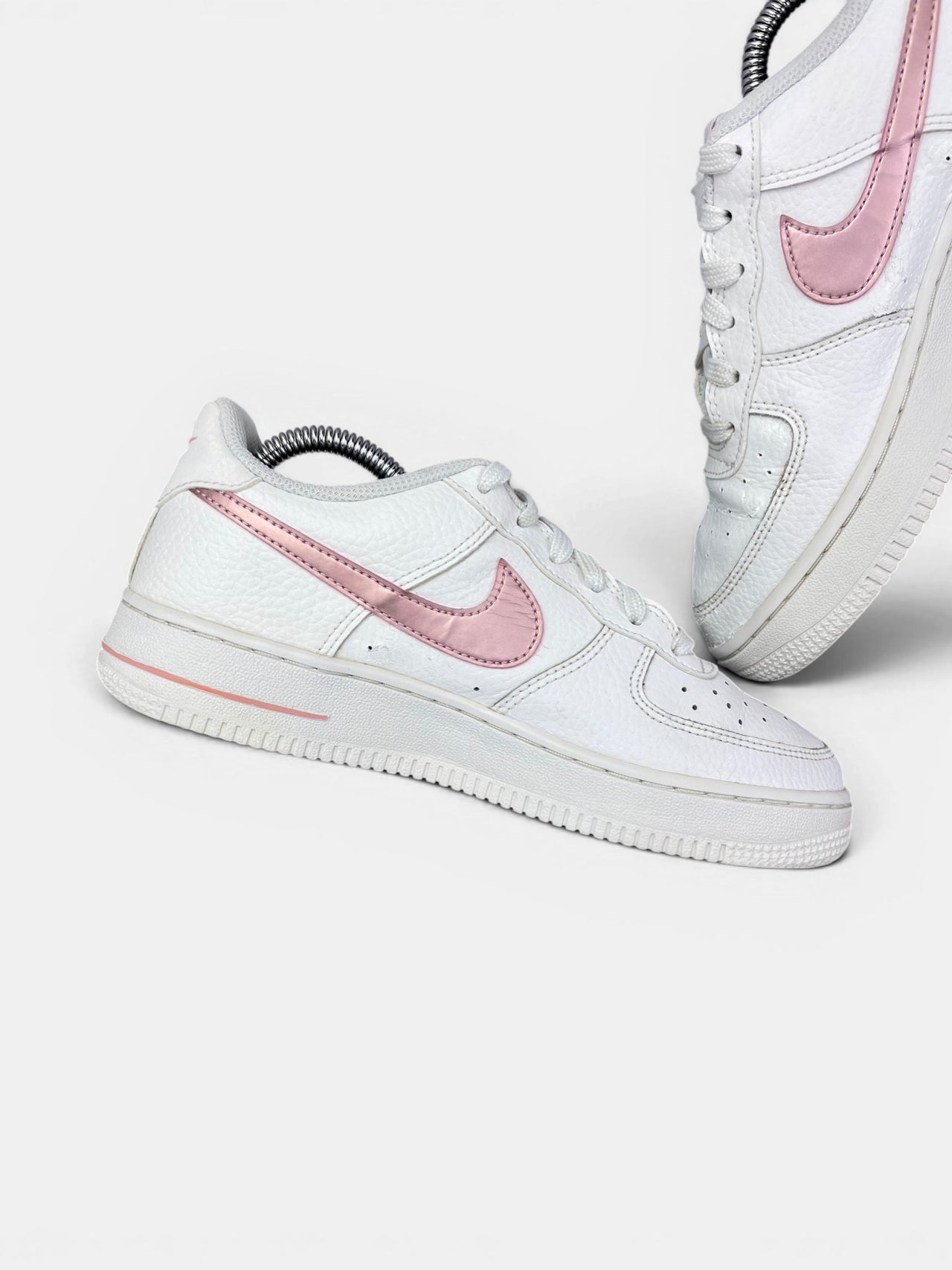 Nike Air Force 1 Low “White / Pink Glaze” Pink Glaze — buty sportowe damskie w bardzo dobrym stanie rozmiar 37.5, wewnętrzny panel lewego buta