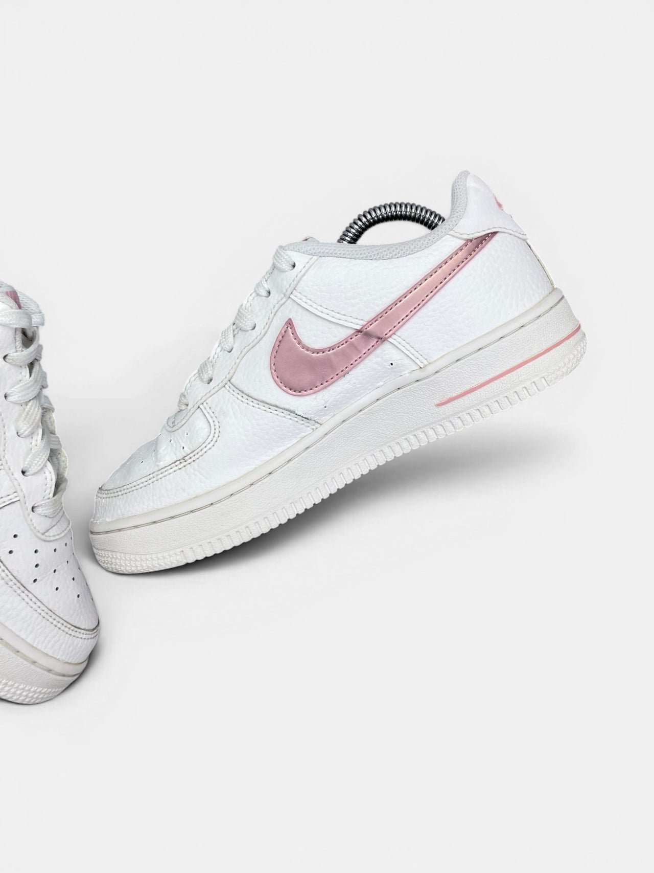 Nike Air Force 1 Low “White / Pink Glaze” Pink Glaze — buty sportowe damskie w bardzo dobrym stanie rozmiar 37.5, wewnętrzny panel prawego buta
