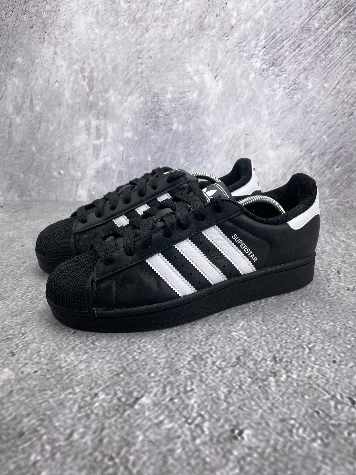 adidas Superstar II Black White - buty sportowe, widok z boku na tle studyjnym