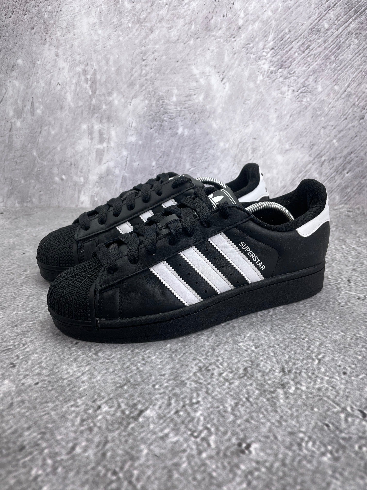 adidas Superstar II Black White - buty sportowe, widok z boku na tle studyjnym
