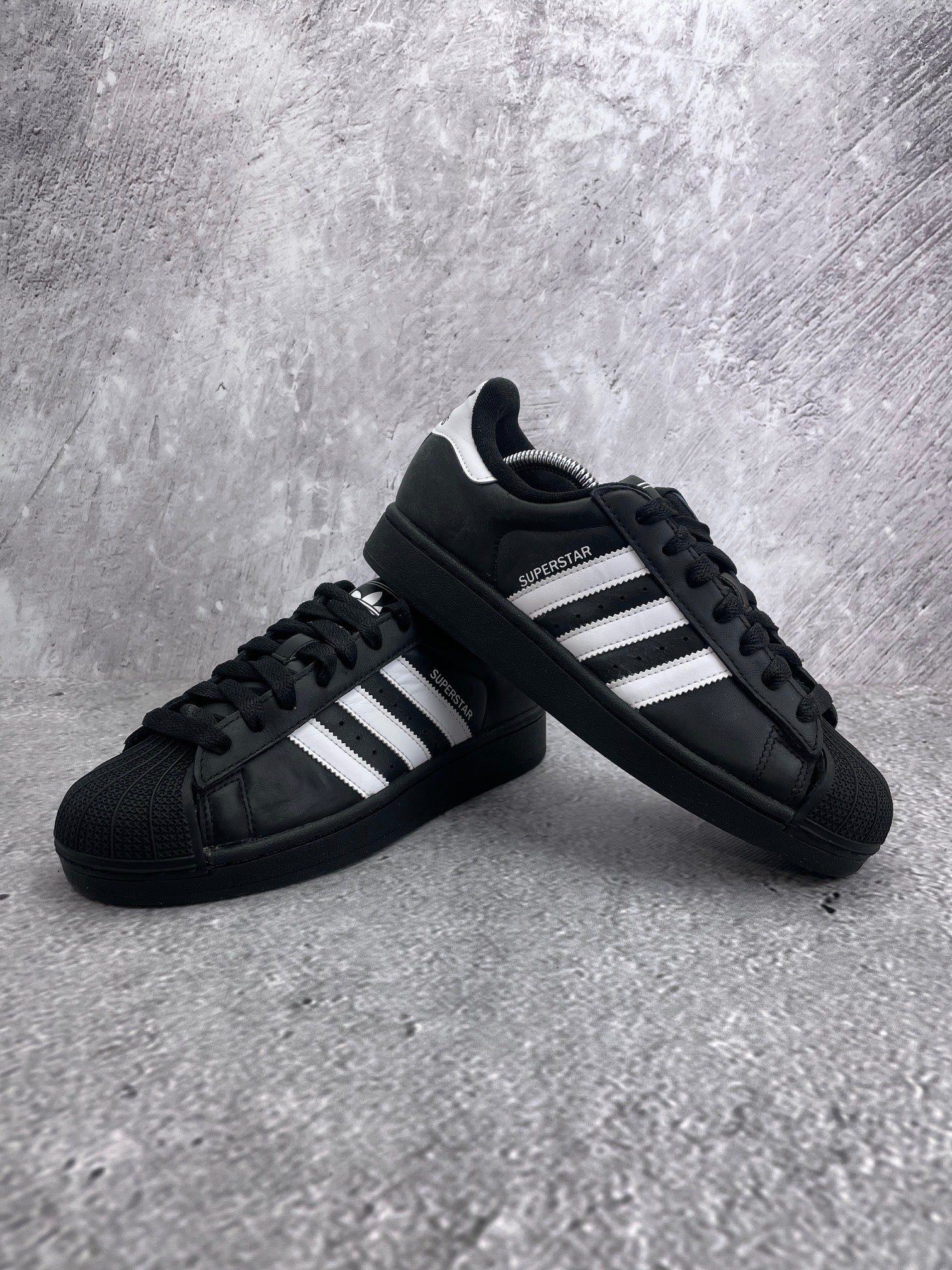 adidas Superstar II Black White - buty sportowe, para butów, widok z boku na tle studyjnym