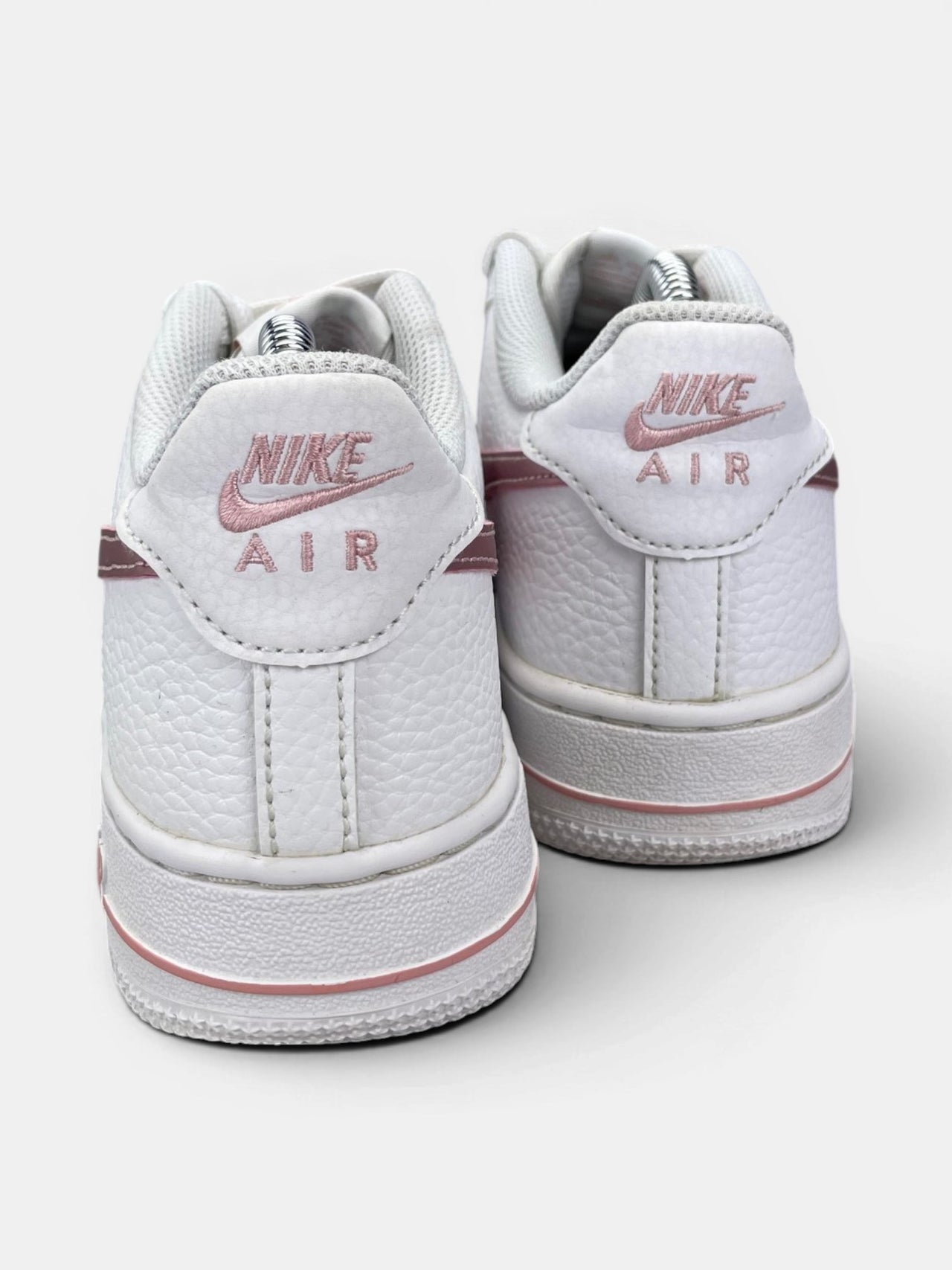 Nike Air Force 1 Low “White / Pink Glaze” Pink Glaze — buty sportowe damskie w bardzo dobrym stanie rozmiar 37.5, widok z tyłu
