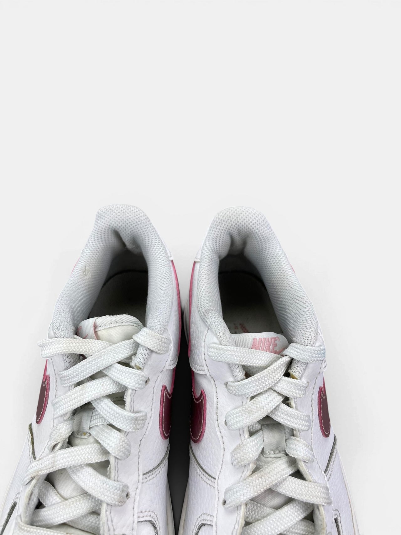Nike Air Force 1 Low “White / Pink Glaze” Pink Glaze — buty sportowe damskie w bardzo dobrym stanie rozmiar 37.5, zapiętki butów
