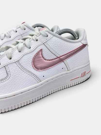 Nike Air Force 1 Low “White / Pink Glaze” Pink Glaze — buty sportowe damskie w bardzo dobrym stanie rozmiar 37.5, opcjonalne zdjęcie 1