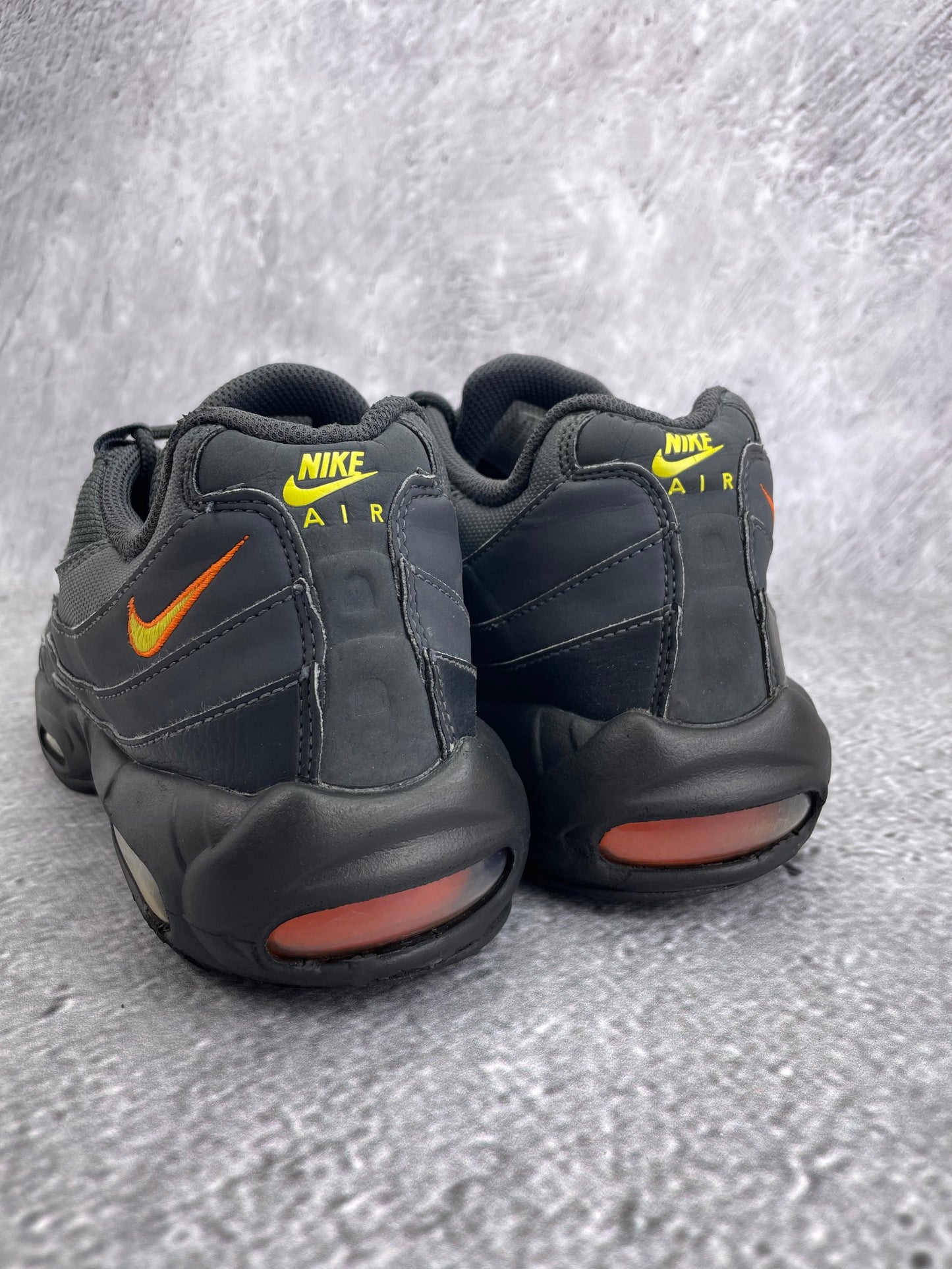 Nike Air Max 95 Anthracite Safety Orange — buty sportowe męskie w bardzo dobrym stanie rozmiar 42, widok z tyłu