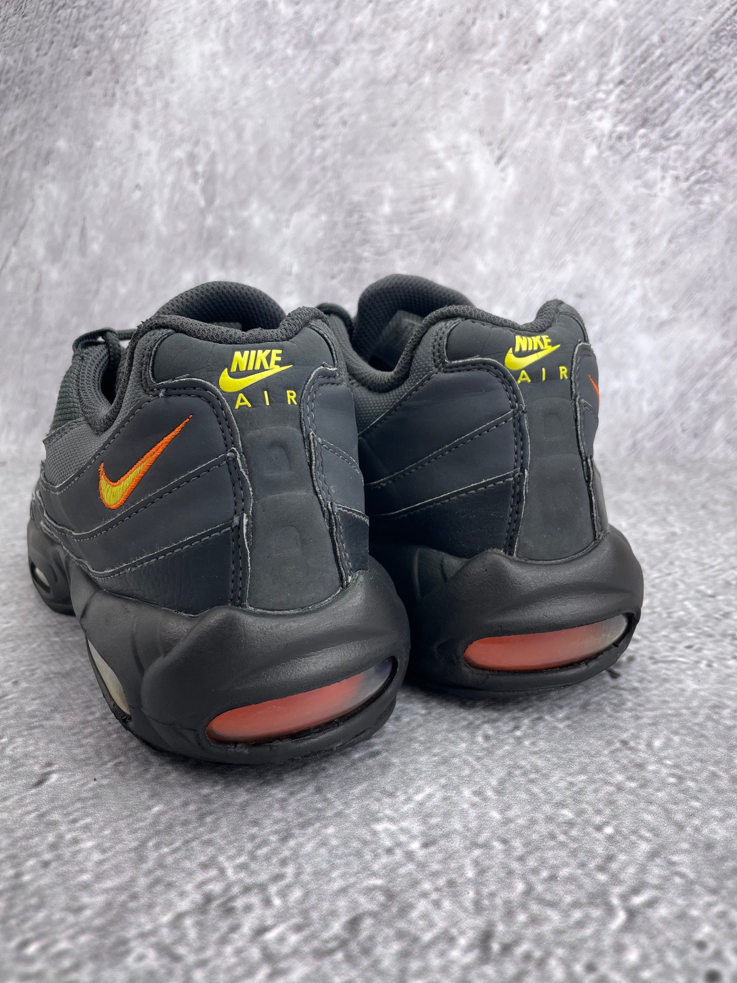 Nike Air Max 95 Anthracite Safety Orange — buty sportowe męskie w bardzo dobrym stanie rozmiar 42, widok z tyłu