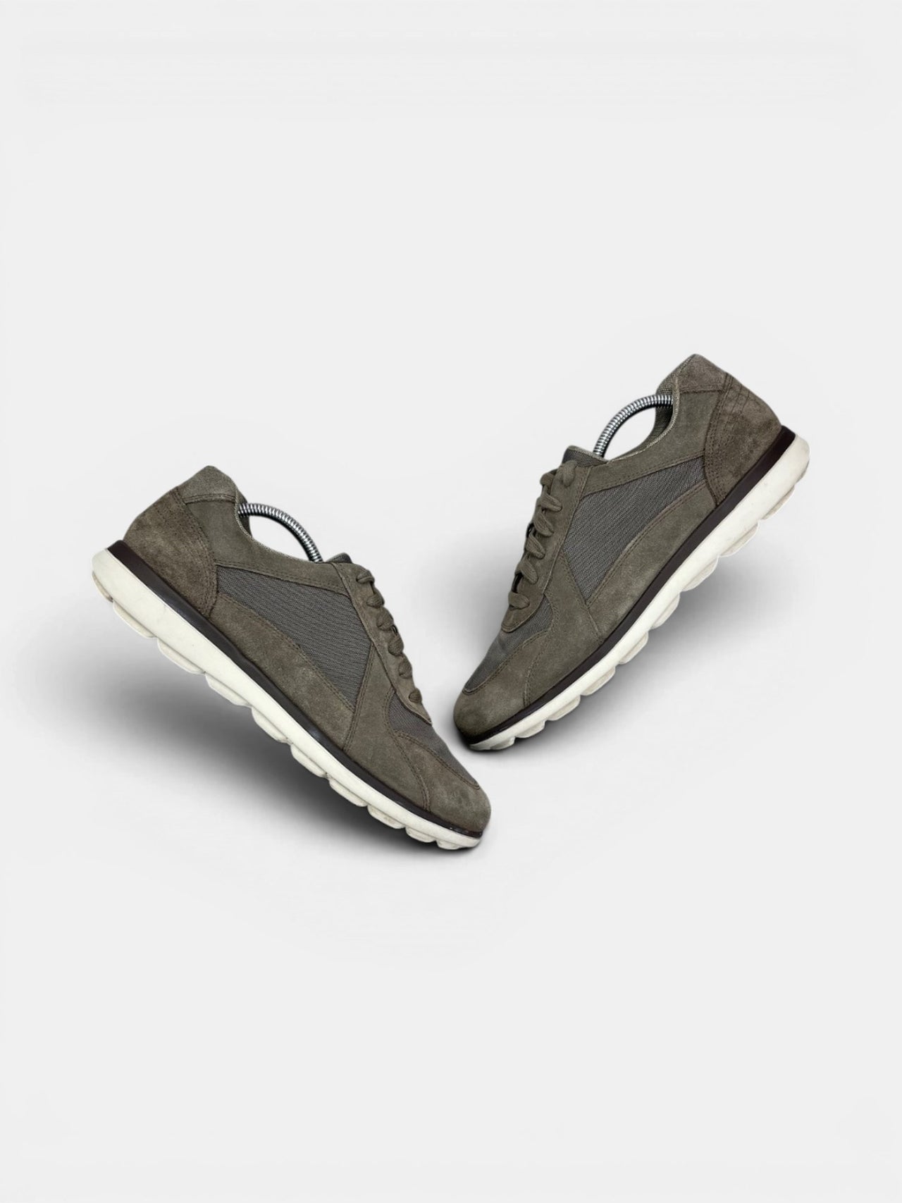 Geox Suede Sneakers — buty sportowe męskie w bardzo dobrym stanie rozmiar 43, widok z góry na zewnętrzną stronę butów