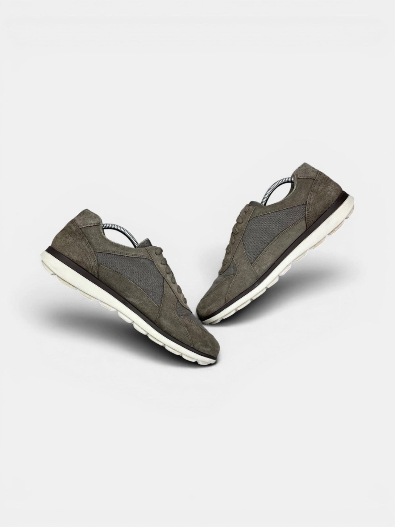 Geox Suede Sneakers — buty sportowe męskie w bardzo dobrym stanie rozmiar 43, widok z góry na wewnętrzną stronę butów