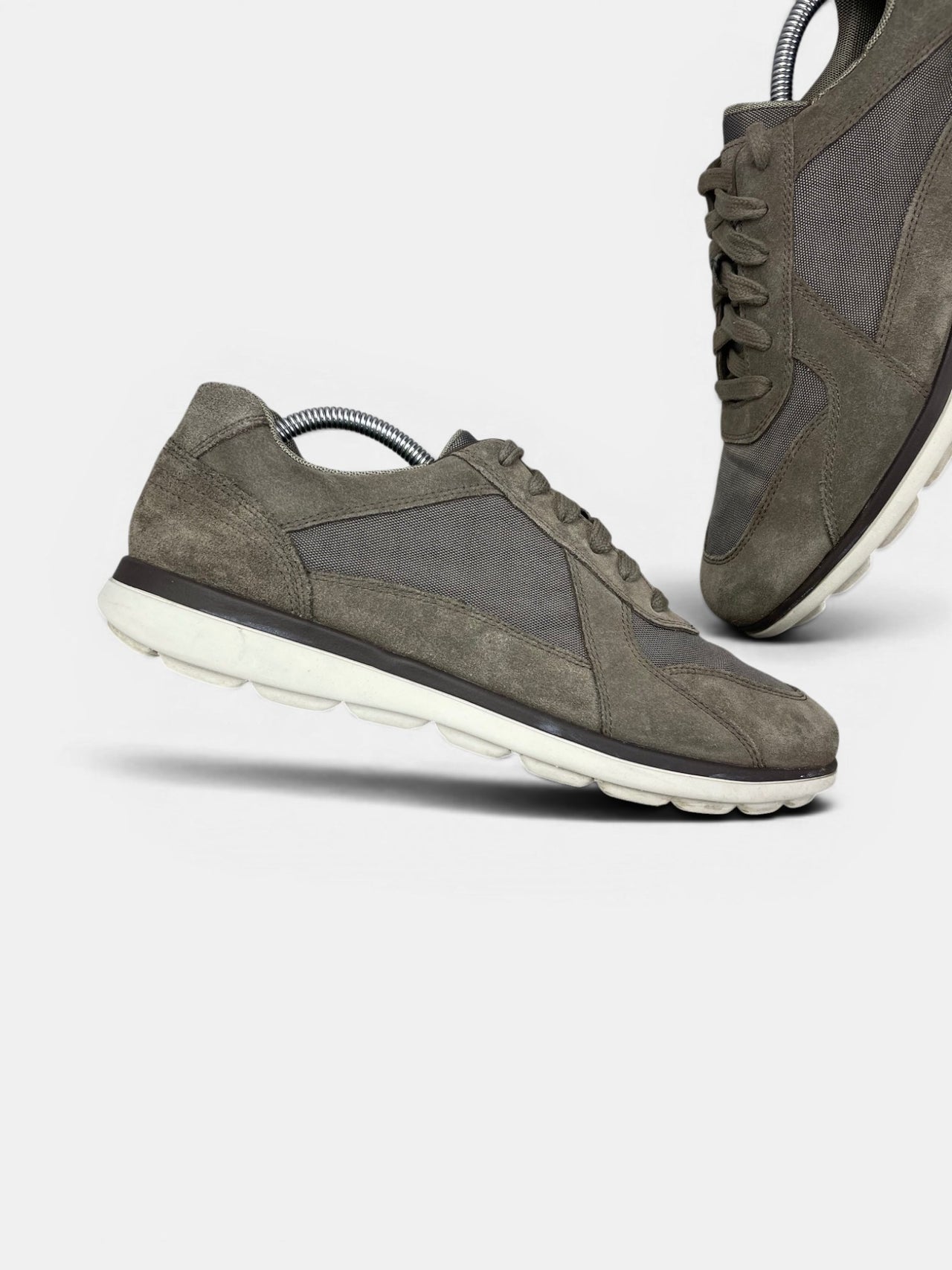 Geox Suede Sneakers — buty sportowe męskie w bardzo dobrym stanie rozmiar 43, zewnętrzny panel prawego buta