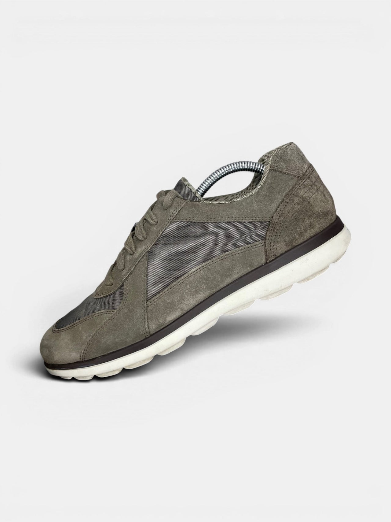 Geox Suede Sneakers — buty sportowe męskie w bardzo dobrym stanie rozmiar 43, zewnętrzny panel lewego buta