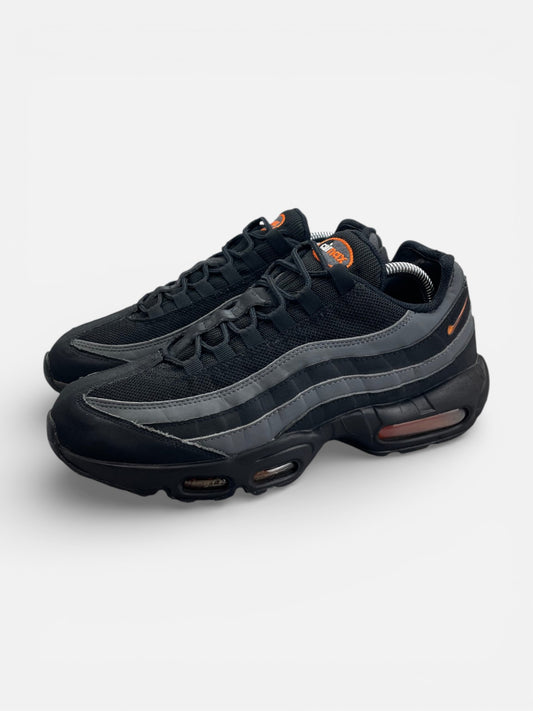 Nike Air Max 95 Black/Grey Safety Orange — buty sportowe męskie w bardzo dobrym stanie rozmiar 42.5, widok z boku