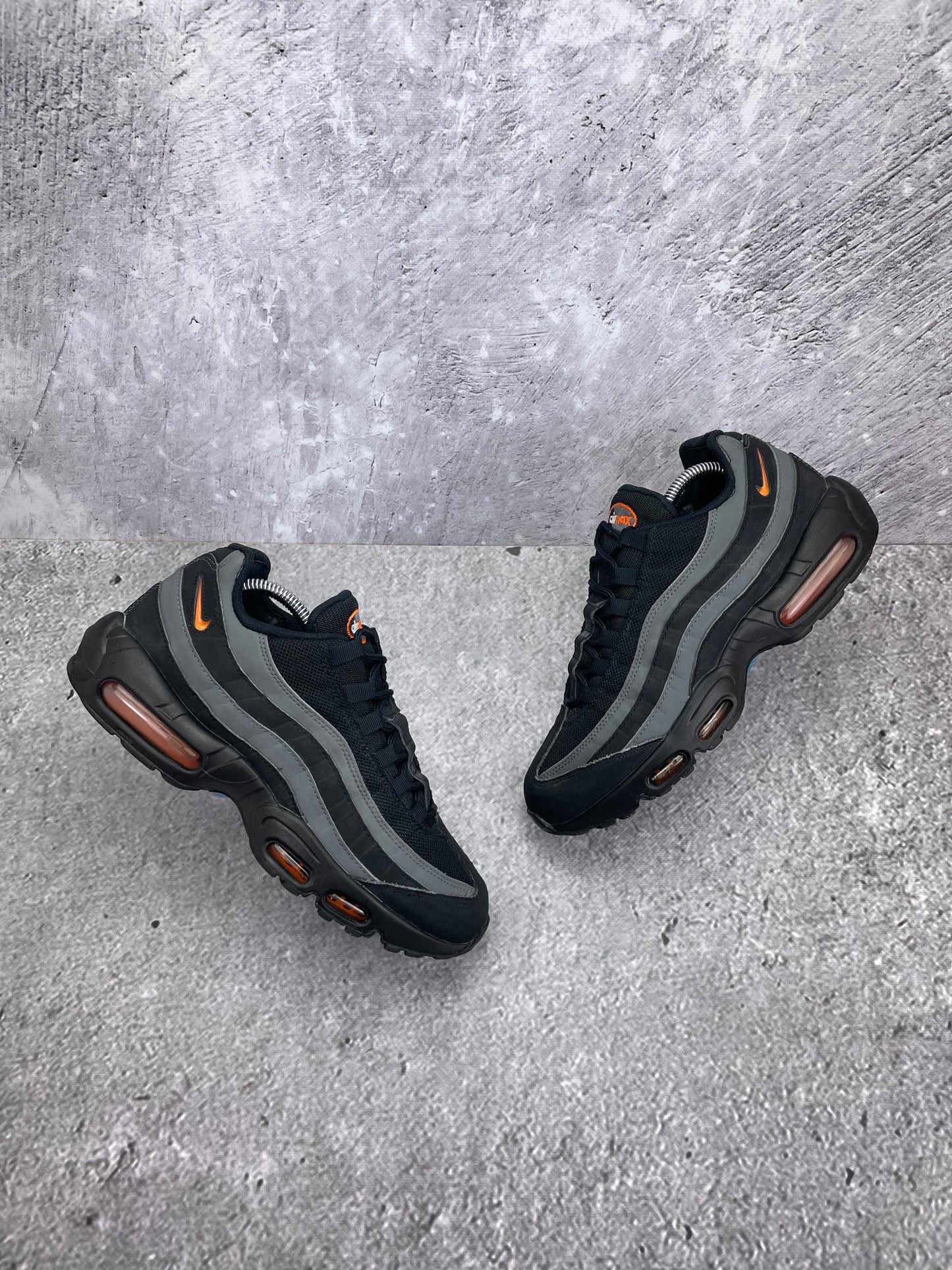 Nike Air Max 95 Black/Grey Safety Orange — buty sportowe męskie w bardzo dobrym stanie rozmiar 42.5, widok z góry na zewnętrzną stronę butów