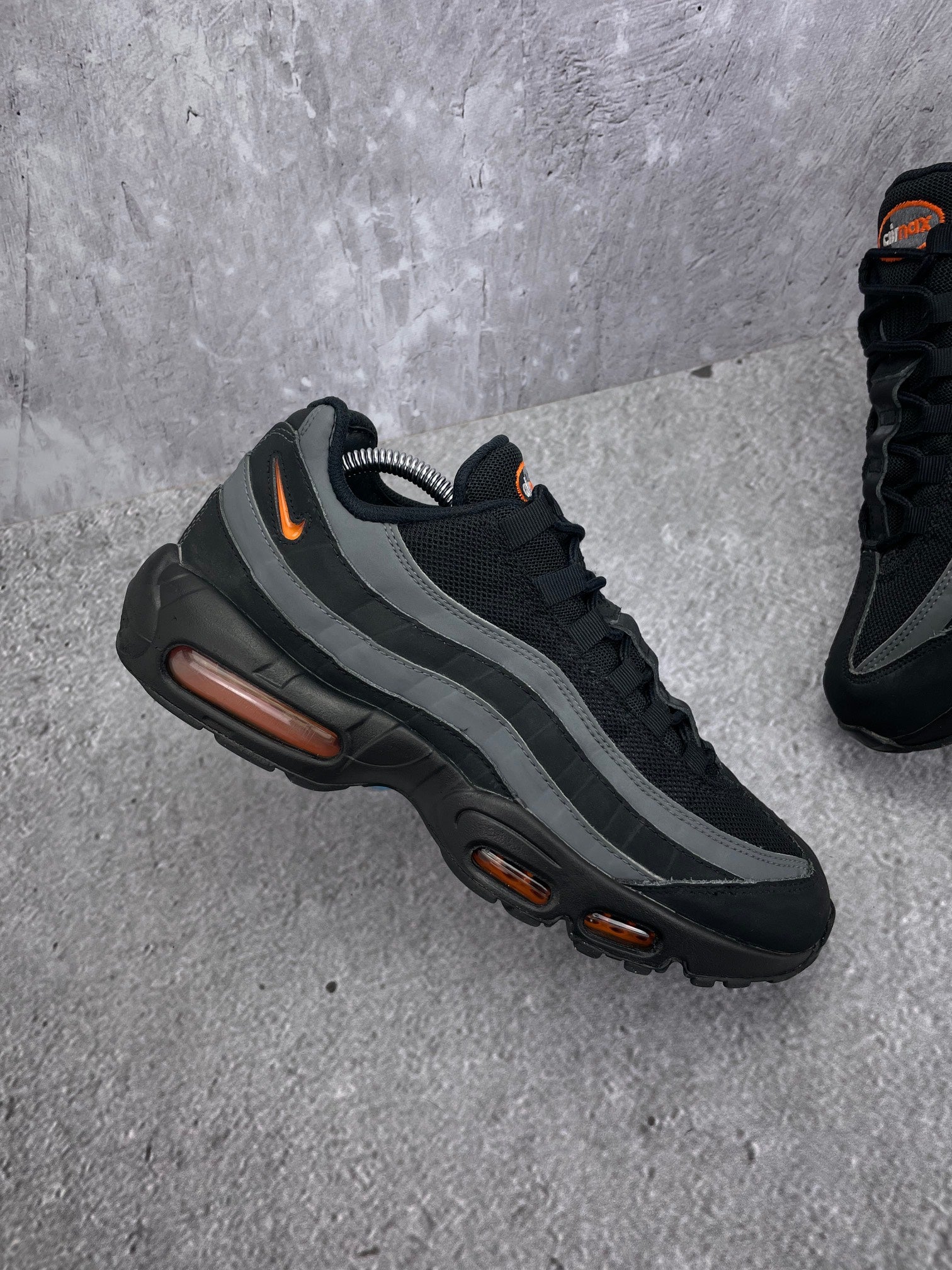 Nike Air Max 95 Black/Grey Safety Orange — buty sportowe męskie w bardzo dobrym stanie rozmiar 42.5, zewnętrzny panel prawego buta