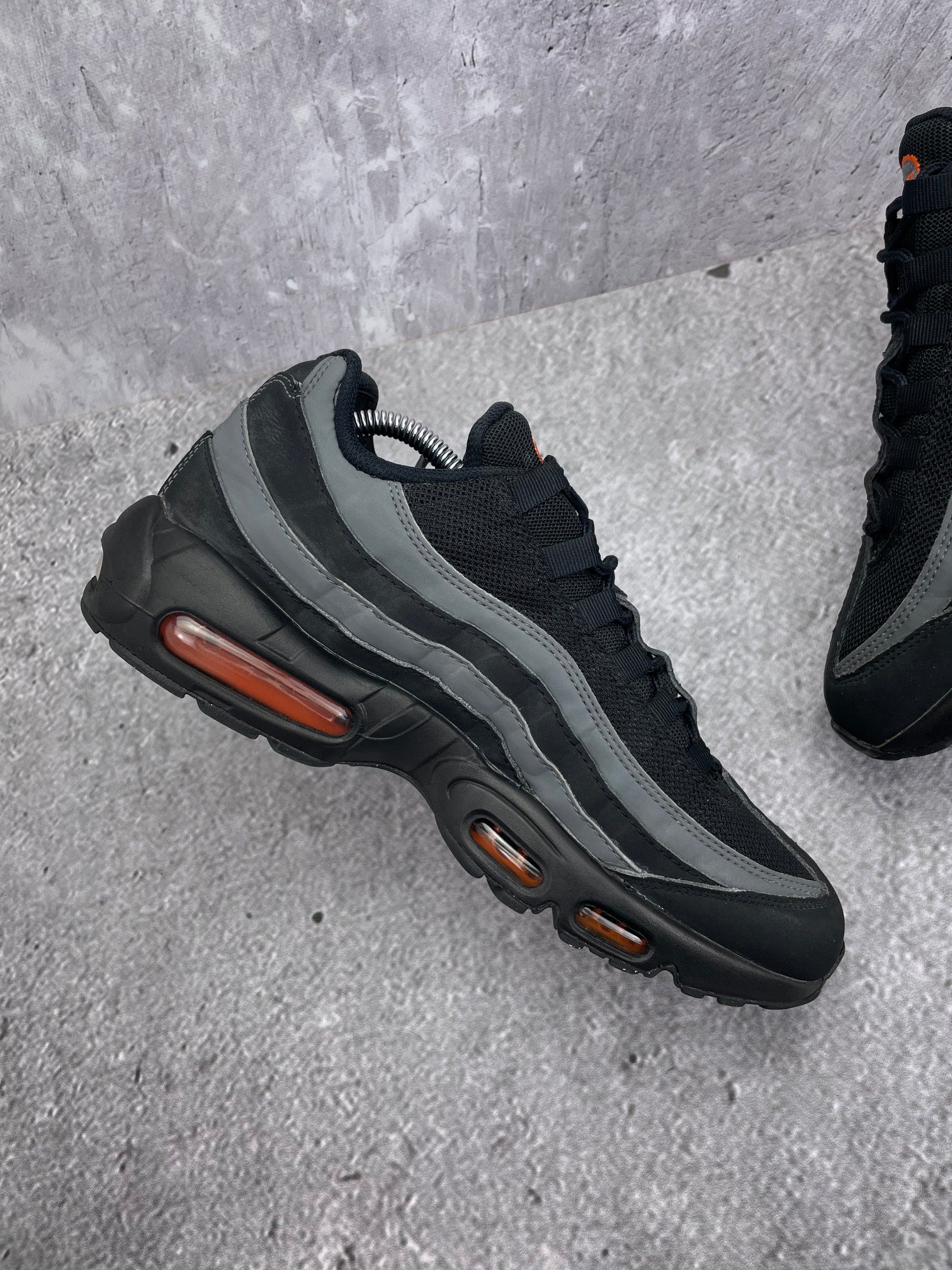 Nike Air Max 95 Black/Grey Safety Orange — buty sportowe męskie w bardzo dobrym stanie rozmiar 42.5, wewnętrzny panel lewego buta