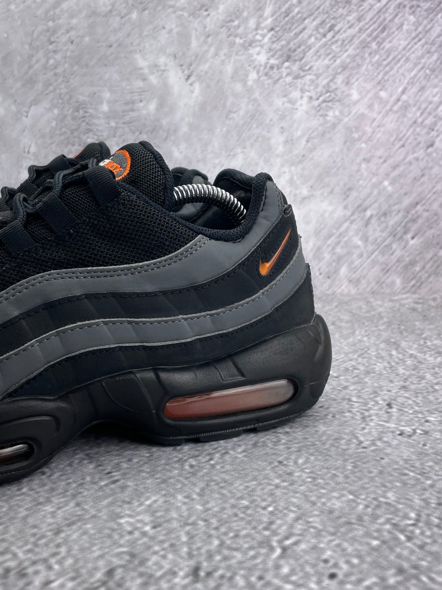Nike Air Max 95 Black/Grey Safety Orange — buty sportowe męskie w bardzo dobrym stanie rozmiar 42.5, widok z góry