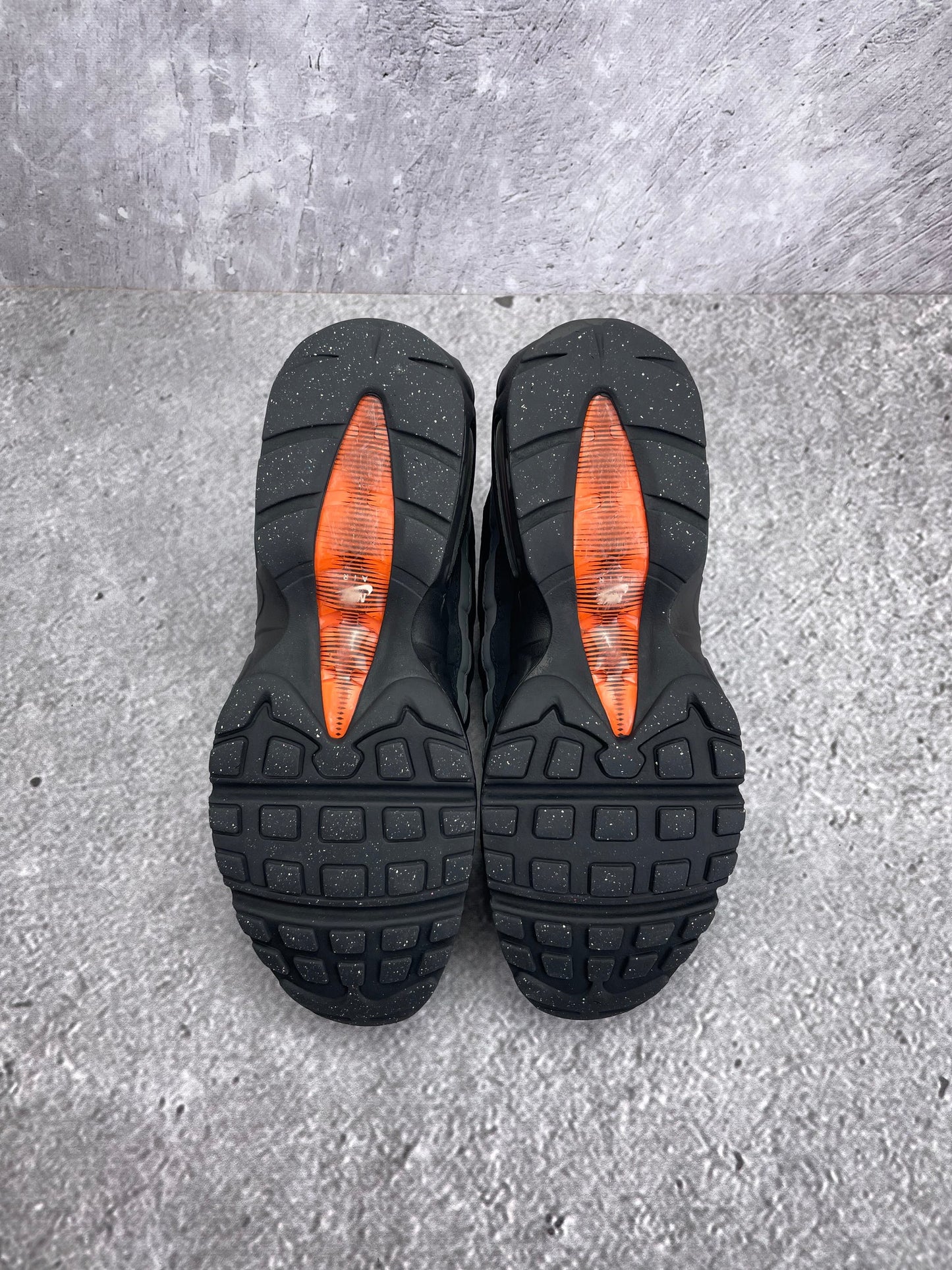 Nike Air Max 95 Black/Grey Safety Orange — buty sportowe męskie w bardzo dobrym stanie rozmiar 42.5, zapiętki butów