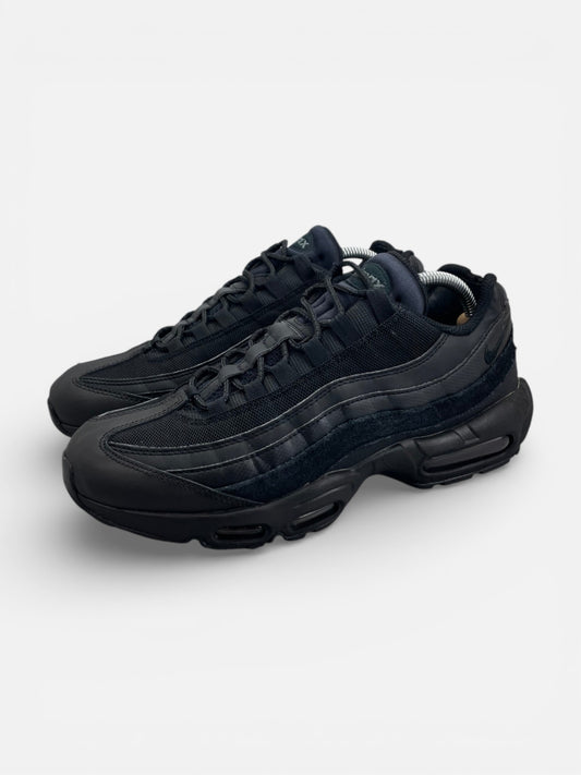 Nike Air Max 95 Essential Triple Black — buty sportowe męskie w bardzo dobrym stanie rozmiar 44, widok z boku