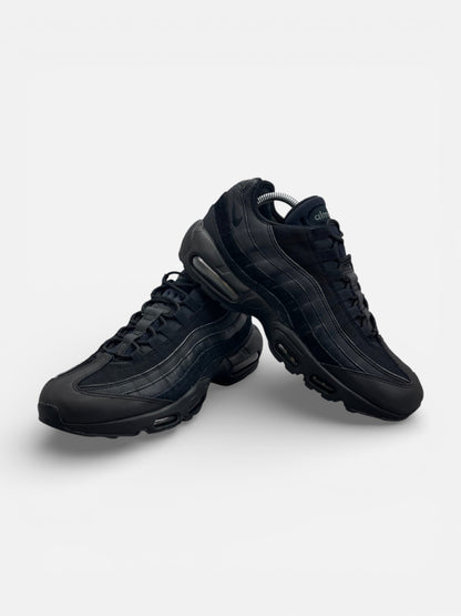 Nike Air Max 95 Essential Triple Black — buty sportowe męskie w bardzo dobrym stanie rozmiar 44, boczny profil