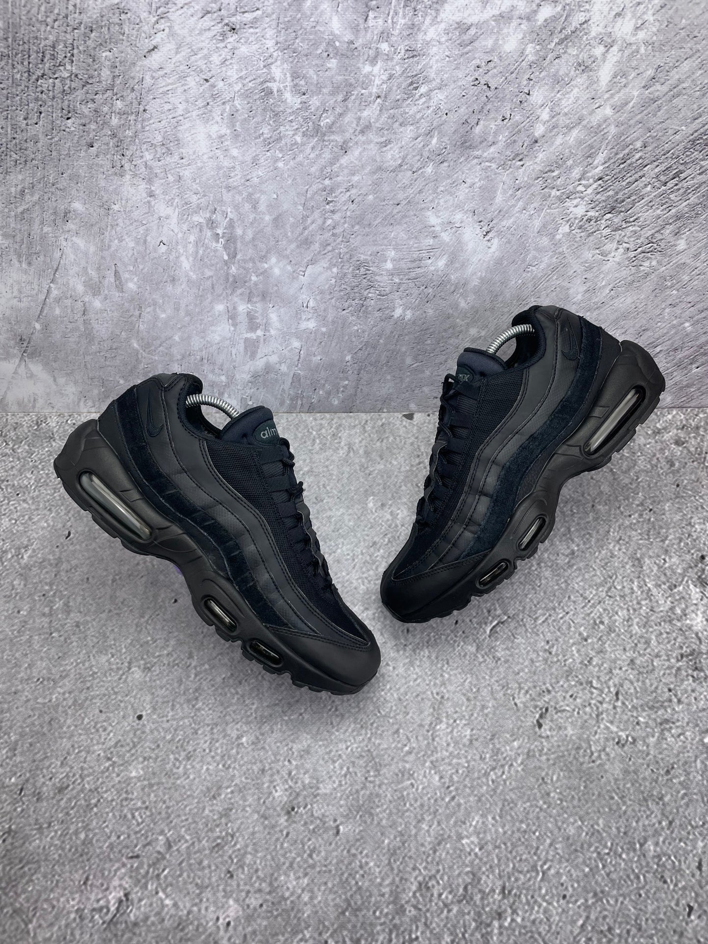 Nike Air Max 95 Essential Triple Black — buty sportowe męskie w bardzo dobrym stanie rozmiar 44, widok z góry na zewnętrzną stronę butów